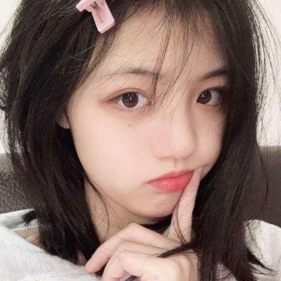 一匹马奔跑，一匹马跳跃